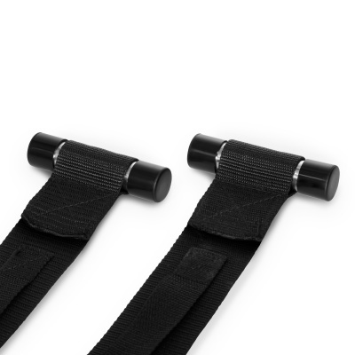 Correias pretas com fecho em barra metálica preta