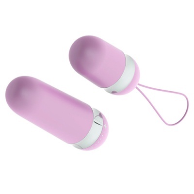 Dispositivos sexuais cor-de-rosa com detalhes prateados em fundo branco