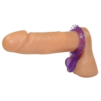 Dildo cor de pele com anel vibrador roxo translúcido.