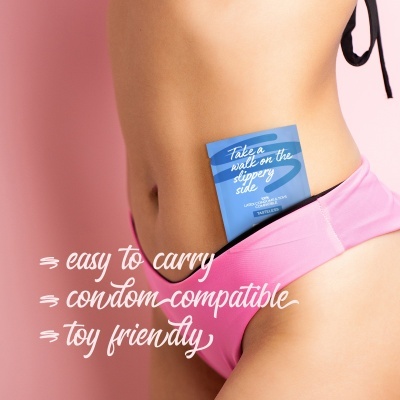 Pessoa com cuecas cor-de-rosa e embalagem azul na cintura com texto promocional