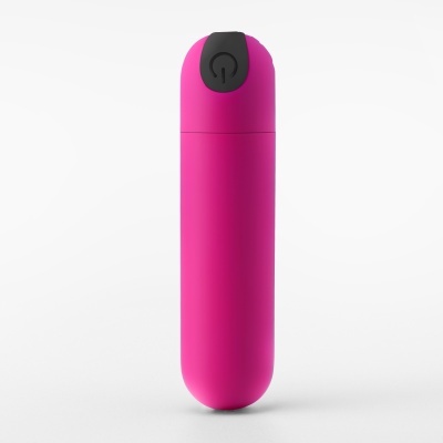 Vaporizador portátil rosa com tampa preta em fundo branco
