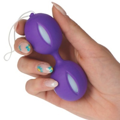 bola geisha dupla roxa com detalhes brancos em mão, fundo branco