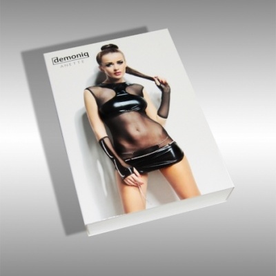 Embalagem de roupa Demoniq com modelo usando top e minissaia pretos brilhantes e transparentes