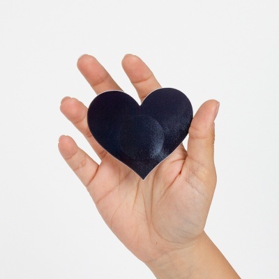 Mão segurando coração preto opaco