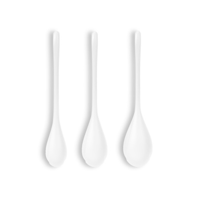 Três colheres brancas de diferentes tamanhos sobre fundo branco