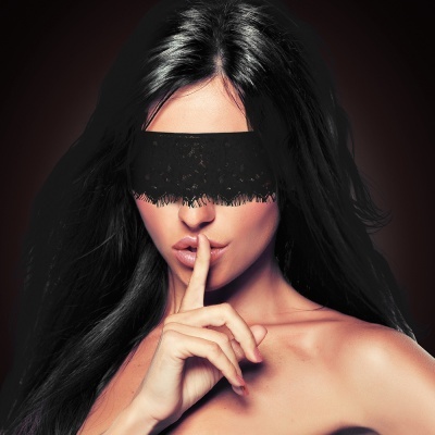 Máscara preta de renda para dormir com padrão floral