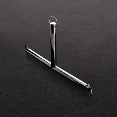 Suporte metálico cromado com três braços sobre fundo preto texturizado