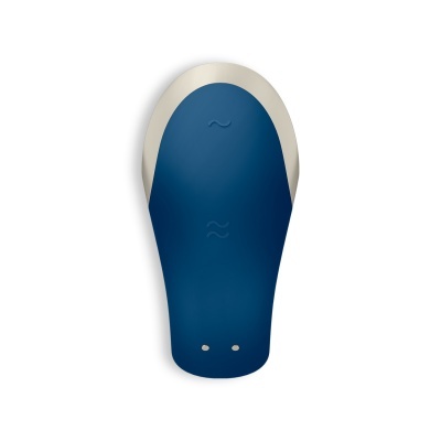 Chinelo com sola azul escura e borda branca visto de cima.