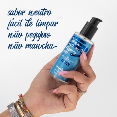 Frasco plástico com gel azul e texto em português sobre características do produto