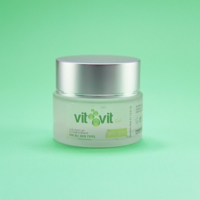 Frasco de creme Vitovit Gel com tampa prateada sobre fundo verde-claro