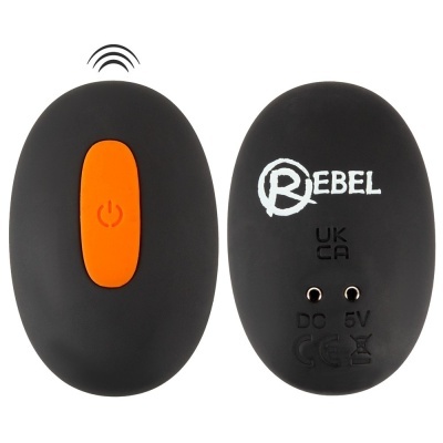 Controlo remoto preto oval com botão laranja e texto REBEL no verso