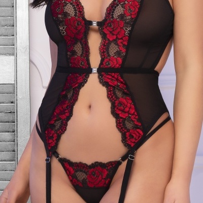 Conjunto de lingerie preto e vermelho com renda floral e ligas