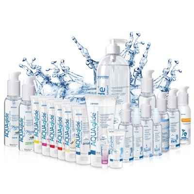 Produtos AQUAglide brancos com texto azul e detalhes coloridos, jatos de água ao fundo