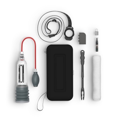 Kit de ferramentas com bomba manual, relógio, estojo e acessórios sobre fundo branco