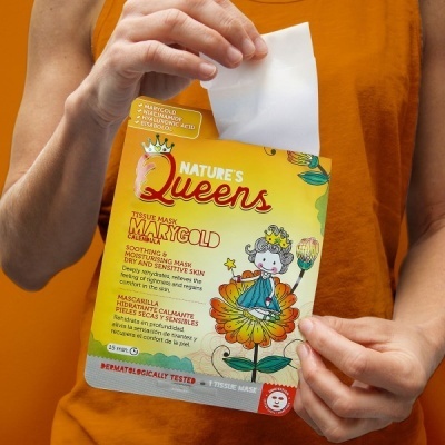 Máscara facial em embalagem amarela com ilustração colorida e texto em inglês e espanhol