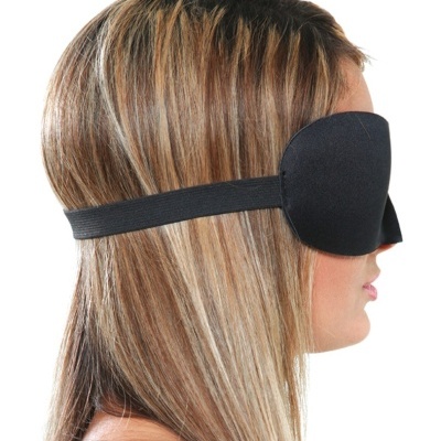 Máscara de dormir preta com faixa elástica numa mulher vista de lado