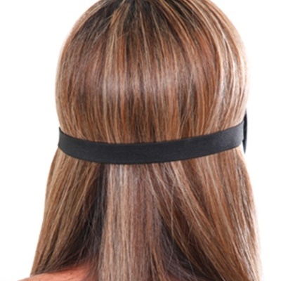 Faixa elástica preta em cabelo castanho liso