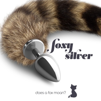 Plug anal prateado com cauda de pelo castanho riscado e texto 'foxy silver'