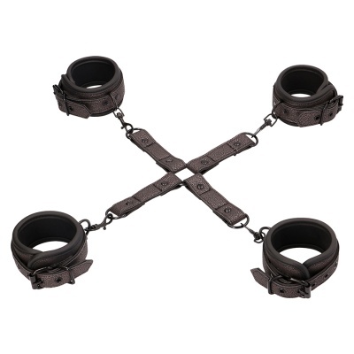 Algemas de couro preto com interior acolchoado e tiras cruzadas em fundo branco