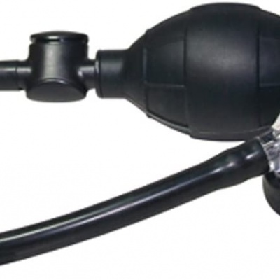 Bomba de aspiração manual preta com cúpula transparente e tubo flexível