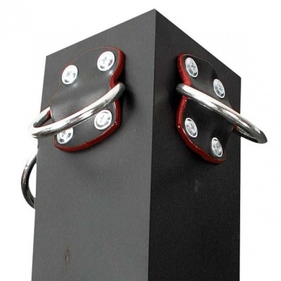 Coluna preta com placas de fixação e argolas metálicas prateadas