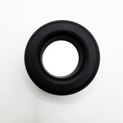 Objeto preto circular com furo central num fundo branco