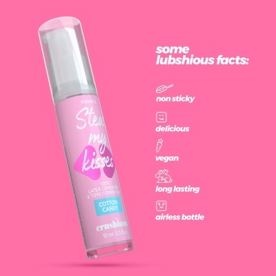 Frasco cor-de-rosa de produto cosmético com texto em inglês e lista de características em fundo rosa.
