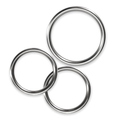 Três anéis metálicos prateados sobre fundo branco