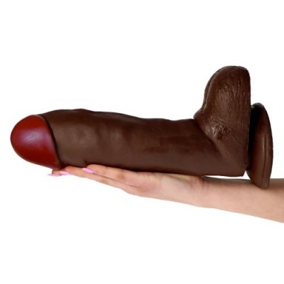 Dildo de silicone castanho com ponta vermelha e textura realista numa mão