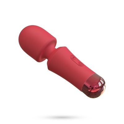 Vibrador vermelho com botões e detalhe metálico em fundo branco