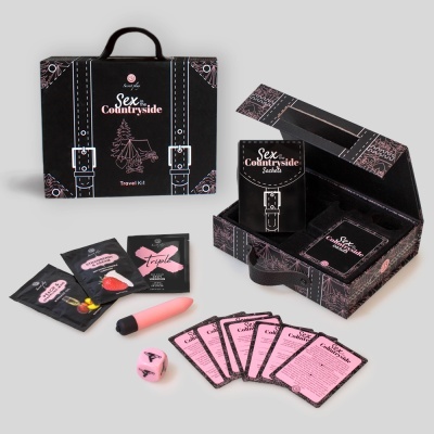 Kit Sex Countryside Travel Kit com embalagem mala preta, cartas cor-de-rosa, dados e vibrador rosa.