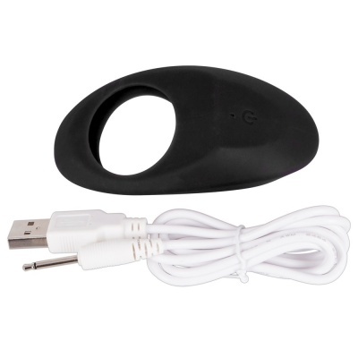 Anel vibratório preto com cabo USB branco em fundo branco