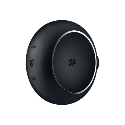 Dispositivo redondo preto com contorno prateado e símbolos gravados na lateral