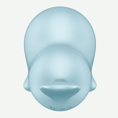 Figura azul clara vista de cima, personagem com grande cabeça e nariz proeminente