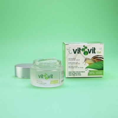 Gel facial Vitovit em frasco de vidro e embalagem verde e branca com imagem de caracol