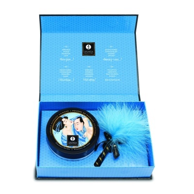 Conjunto de cosméticos com frasco redondo e acessório de penas em caixa azul
