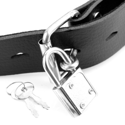 Cinto preto em couro com fivela e cadeado prateado aberto e par de chaves