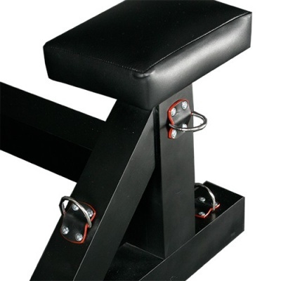 Banco de treino preto com assento acolchoado e estrutura metálica com argolas de metal