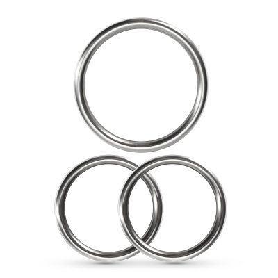 Três argolas metálicas prateadas brilhantes sobre fundo branco