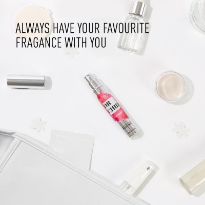 Produtos de beleza sobre fundo branco com texto sobre fragrância