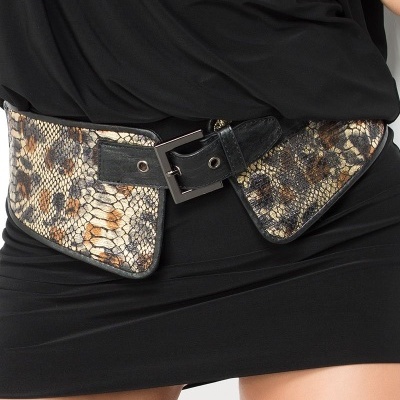 Cinto largo com padrão pele de cobra em vestido preto