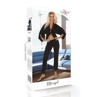 Embalagem de roupa preta com mulher em fundo interior e texto Margot