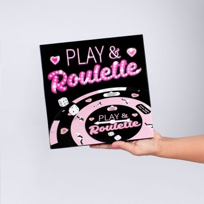 Caixa do jogo PLAY & Roulette em preto e rosa numa mão
