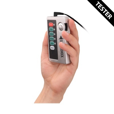 Aparelho eletrônico pequeno prateado com botões coloridos na mão