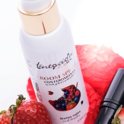 Frasco spray branco Tentación Room Splash com frutas vermelhas, batom vermelho e tecido rendado vermelho