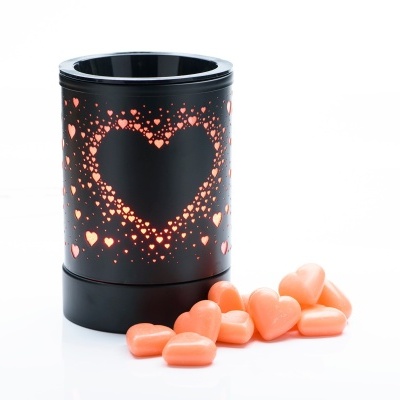 Suporte preto cilíndrico com padrão de corações e pequenos corações laranja ao lado