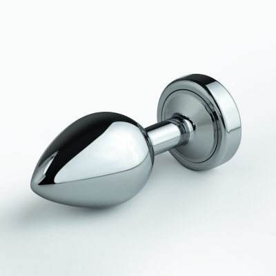 Plug metálico cromado com base redonda sobre fundo branco