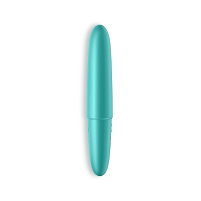 Vibrador cilíndrico azul turquesa sobre fundo branco