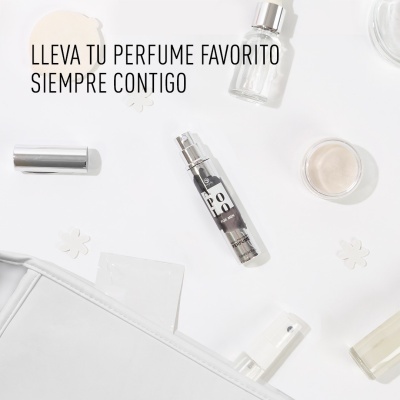 Frascos transparentes de sprays para perfume com tampas prateadas e brancas sobre superfície branca e texto em espanhol.