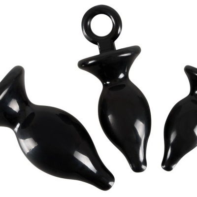Três plugs anais pretos em silicone de diferentes tamanhos com anel circular
